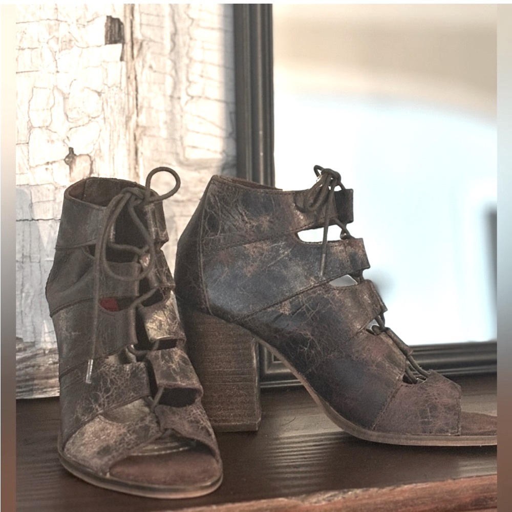 DIBA True Lace Up Shoes. It’s Alright Neutral Brown Distressed Women Sz- 8 NWOT